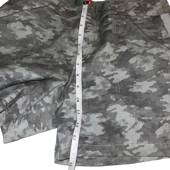 SPANX 6-inch Stretch Twill Shorts Stone Washed Green Camo Sz Large - Picture 8 of 9